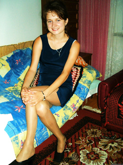 bellissima cagnolina polacca che mostra il suo corpo, la sua