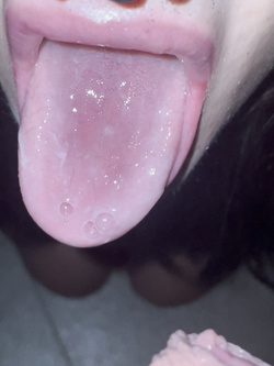 Mia moglie con la sborra in bocca