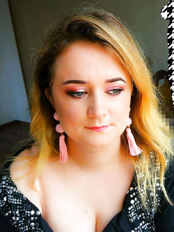 Bellissima cagnolina italo-polacca allarga le zampe prima d