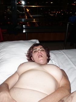 Lisa abriendose de piernas en el hotel