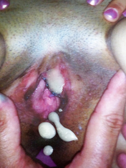 Sborrata sulla figa a cosce divaricate