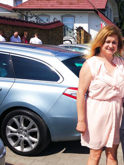 Una bella insegnante corre al lavoro per le sue lezioni ed è