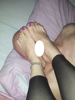 La padrona mi mette i piedi in faccia