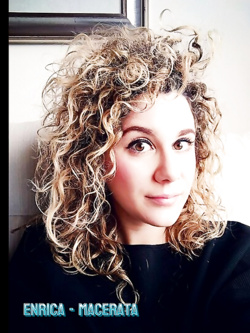 ENRICA SUPER ESIBIZIONISTA