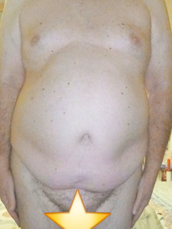 Completamente nudo, a viso scoperto, umiliato, degradato