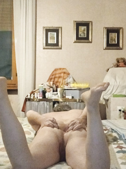 Completamente nudo, a viso scoperto, umiliato, degradato