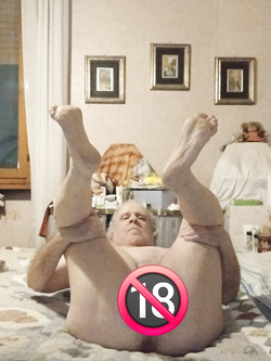 Completamente nudo, a viso scoperto, umiliato, degradato