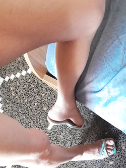 Nuda in cerca di amici