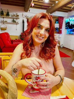 Mia milf esibizionista si spoglia in casa per divertimento