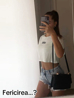 La mia bionda vicina si spoglia in casa.