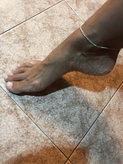 Tacchi e piedi sexy .. per farti godere con dolore a cazzone