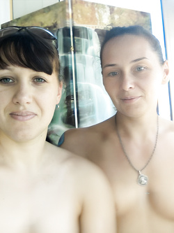 La mia moglie lecca la fica della vicina.