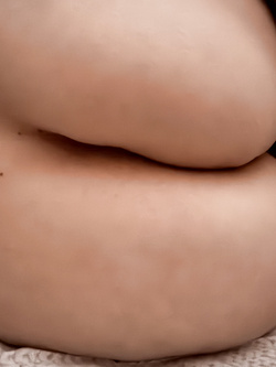 Che scopata passionale con lei sul letto completamente nuda.