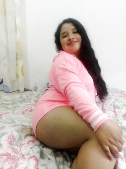 Latina con hermosas piernas rico culo