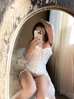 Bella 40enne si specchia si fotografa tutta sexy vogliosa ..