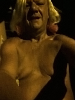 Oca schiava prostituta - 3285932523 - Batto vicino a palo -