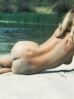 Nudiste in spiaggia mostrano le loro parti migliori