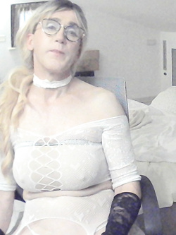 In lingerie bianca con scarpe nere sex tacco alto
