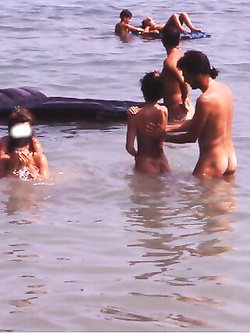Amici nudi in spiaggia naturista Calabria