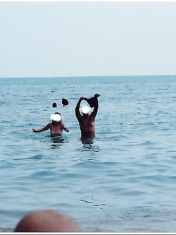 Amici nudi in spiaggia naturista Calabria