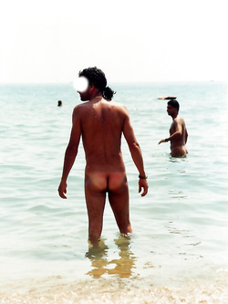 Amici nudi in spiaggia naturista Calabria