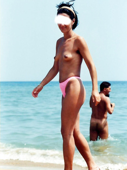 Amici nudi in spiaggia naturista Calabria