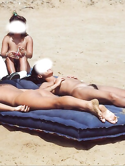 Amici nudi in spiaggia naturista Calabria