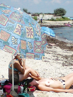 Tettone nude esibizioniste sulla spiaggia