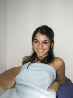 Foto studentessa italiana nuda con figa pelosa