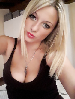 Selfie hot della bionda italiana 20enne da scopare