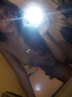 Ana 19enne cubana mostra tettine e figa nuda