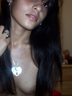 Ana 19enne cubana mostra tettine e figa nuda