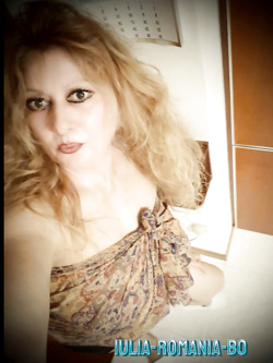 iulia - super milf  di bologna prosperosa e esibizionista