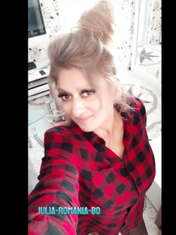 iulia - super milf  di bologna prosperosa e esibizionista
