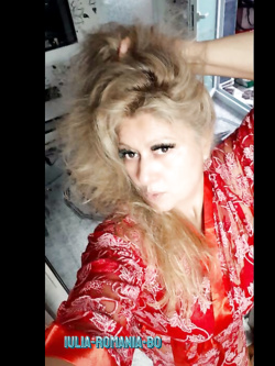 iulia - super milf  di bologna prosperosa e esibizionista