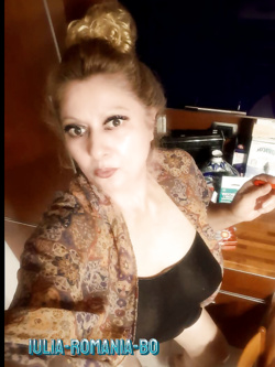 iulia - super milf  di bologna prosperosa e esibizionista