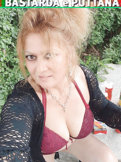 iulia - super milf  di bologna prosperosa e esibizionista