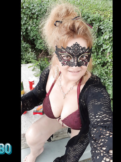 iulia - super milf  di bologna prosperosa e esibizionista