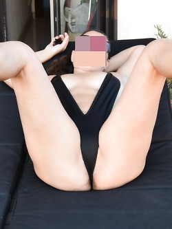amo prendere il sole in terrazza con il mio costume sexy ..