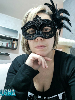 lara - esibizionista bisex senza freni
