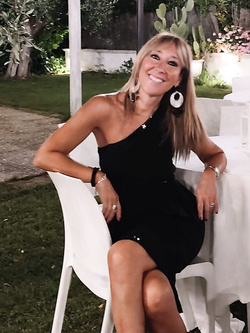 Professoressa milf nudista nuda sulla spiaggia