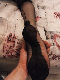 Amica con calze con la riga