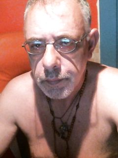 Un caffe', una stecca di jps blu da 20 dure, un mazzo di 100 margherite e da te