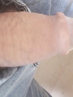 Dopo aver sborrato in ufficio sotto la scrivania