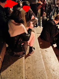 Ragazza carina minigonna vans calze