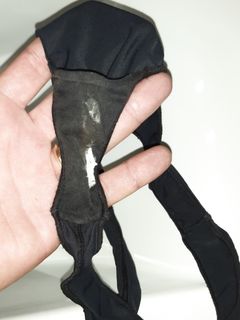 Mutandine di mia moglie sborrate dal capo