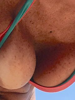 il capezzolone di mia moglie vuole uscire