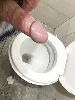 Scappellato al cesso commercciale