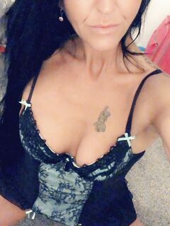 Una donna sposata arrapata ha bisogno di un grosso cazzo