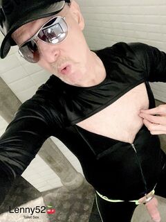 Lenny52 si masturba senza imbarazzo nei bagni di una discote